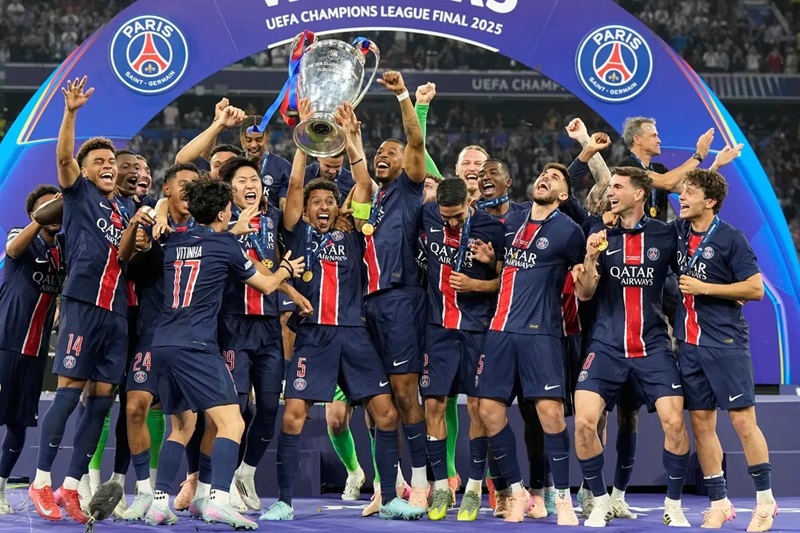 Khoảnh khắc lịch sử khi đội hình PSG nâng cao chiếc cúp vô địch Champions League danh giá.