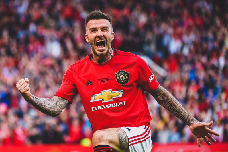 Cú đá phạt hình vòng cung thương hiệu của David Beckham, minh chứng cho kỹ thuật điêu luyện của một số 7 huyền thoại.