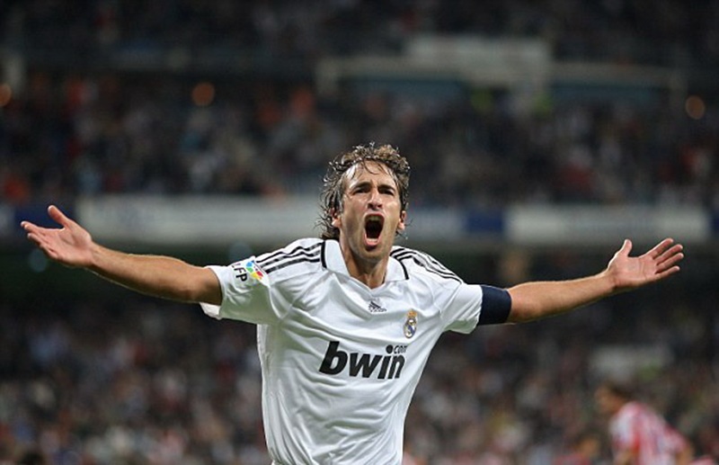 Raul Gonzalez – biểu tượng của sự trung thành và tinh tế, người giữ lửa cho chiếc áo số 7 tại thành Madrid suốt nhiều thập kỷ.
