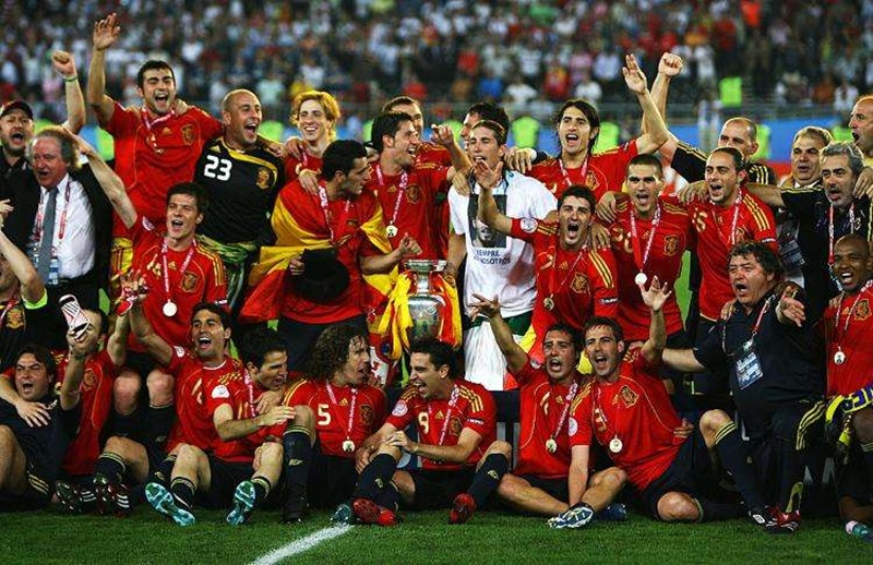 Bộ đôi Xavi và Iniesta – Những người đặt nền móng cho kỷ nguyên Tiki-taka huyền thoại.