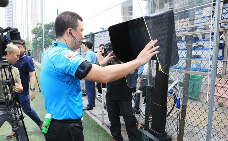 VAR hỗ trợ trọng tài xác định lỗi thẻ đỏ chính xác