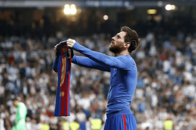 Hình ảnh kinh điển của El Clasico khi bản lĩnh cá nhân và kịch tính trận đấu được đẩy lên đến mức cao nhất.