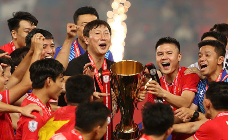 HLV Kim Sang-sik được kỳ vọng đưa bóng đá Việt Nam trở lại vị thế hàng đầu khu vực. 