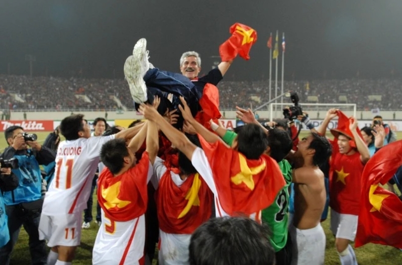 HLV Henrique Calisto giúp đội tuyển Việt Nam lần đầu vô địch AFF Cup 2008 đầy cảm xúc. 
