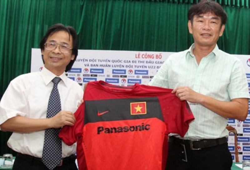HLV Phan Thanh Hùng góp phần định hình tư duy chơi bóng kỹ thuật, ban bật ngắn và kiểm soát thế trận. 