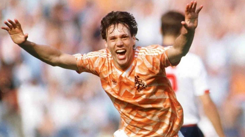 Marco van Basten – "Thiên nga vùng Utrecht", người hùng vĩ đại nhất trong lịch sử bóng đá Hà Lan.